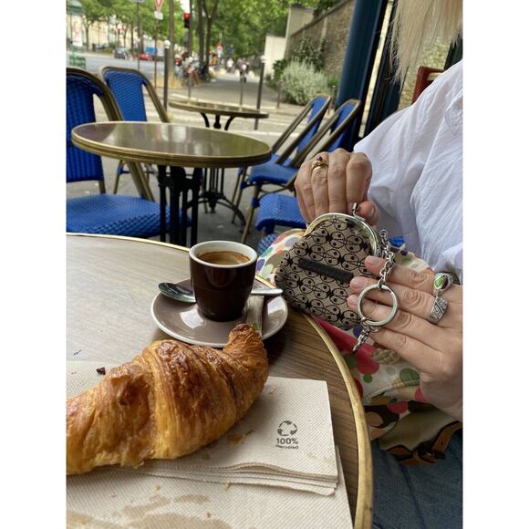 COCCINELLE Italy Luxury Elegant Coin Purse Holder with keychain - Picture 2 of 11